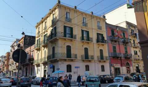 Bari, finestre che si aprono da sole e strani odori: i misteri del disabitato Palazzo Rava